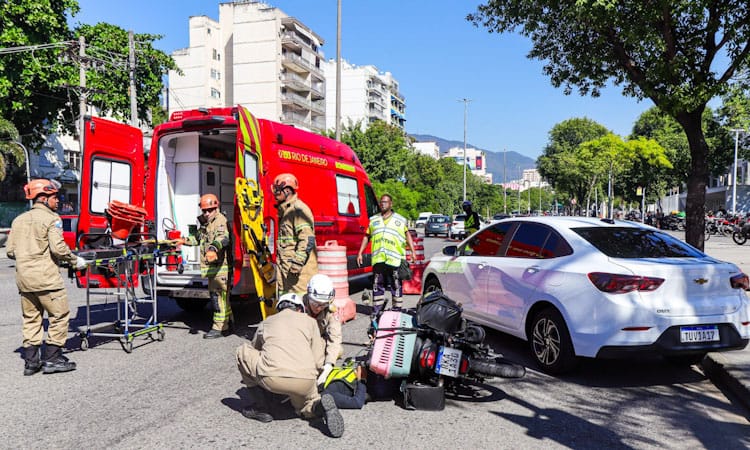 Homem sendo atendido pelo Corpo de Bombeiros