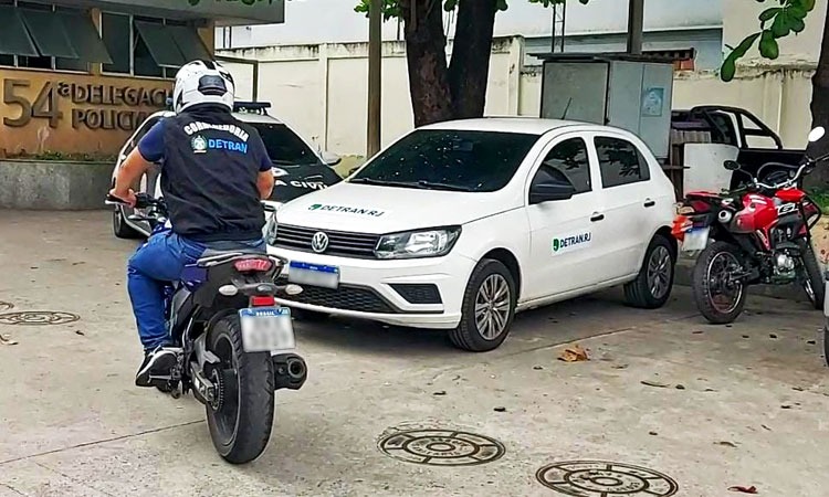 Funcionário do Detran fazendo a conferencia das motos clonadas