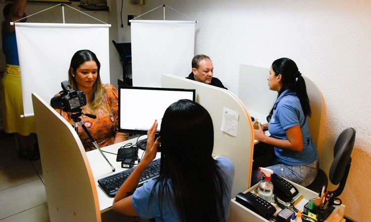Funcionarias do Detran prestando atendimento 