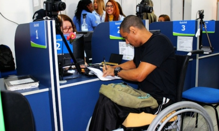 Funcionária do Detran.RJ atendendo público PCD