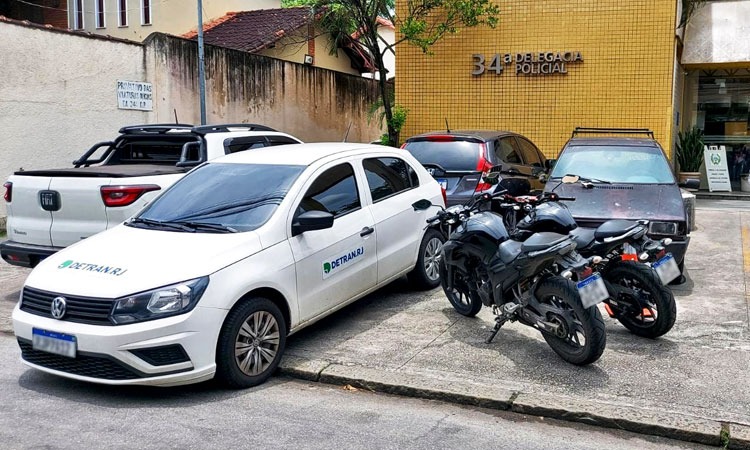 Carro do Detran.rj fazendo a apreensão da moto clonada