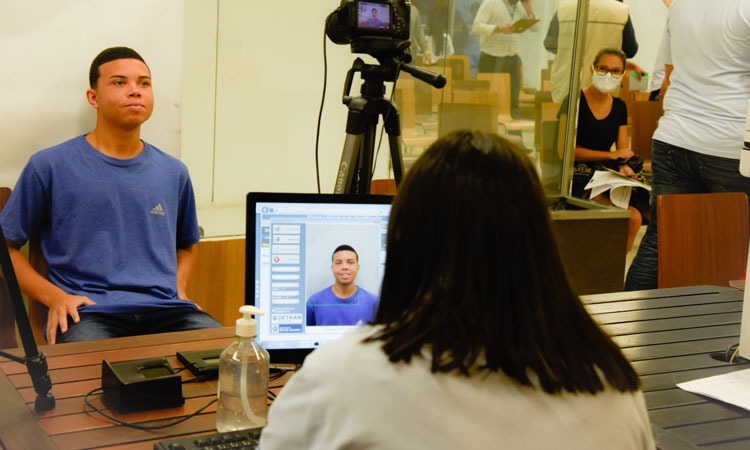 Funcionária do DetranRJ prestando atendimento para a emissão da identidade