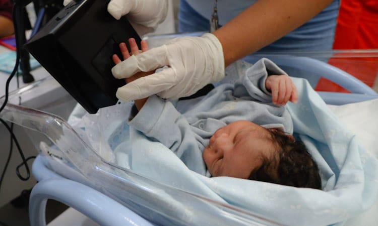 Enfermeiro coletando a digital do RN 