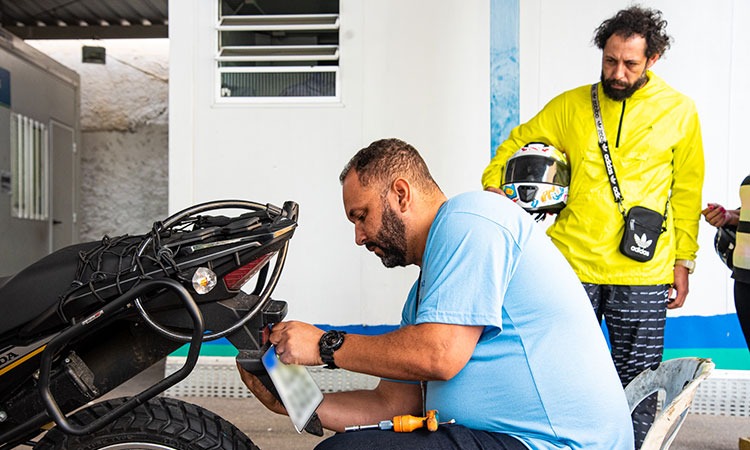 Funcionário fazendo a vistoria em um dos postos sem agendamento