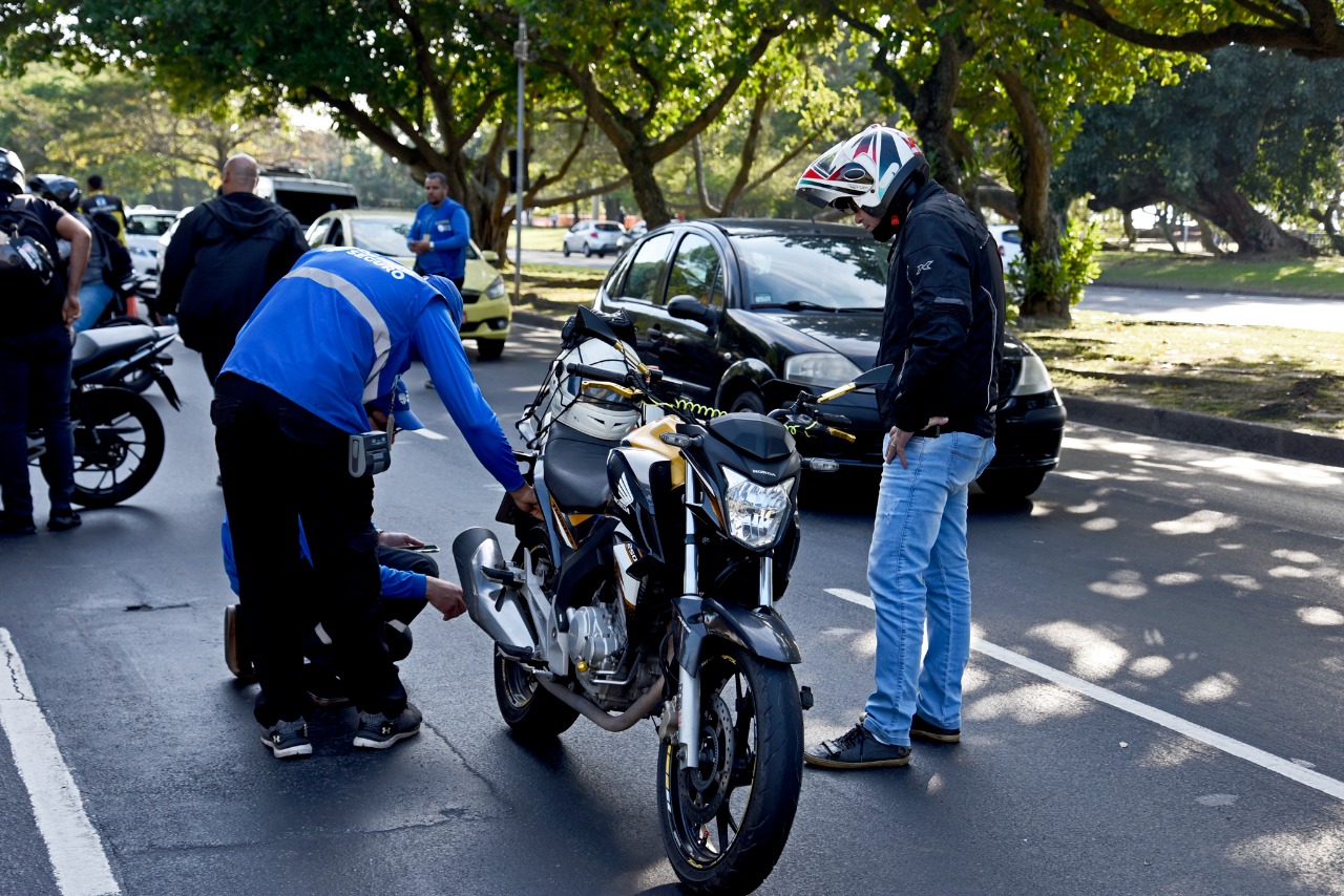 Moto sem apreendida por funcionários do Detran.RJ