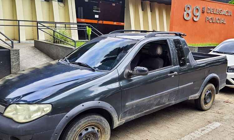 Carro apreendido em frente a delegacia de Resende
