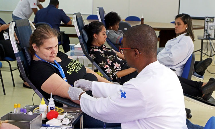 Enfermeiro coletando a doação de sangue 