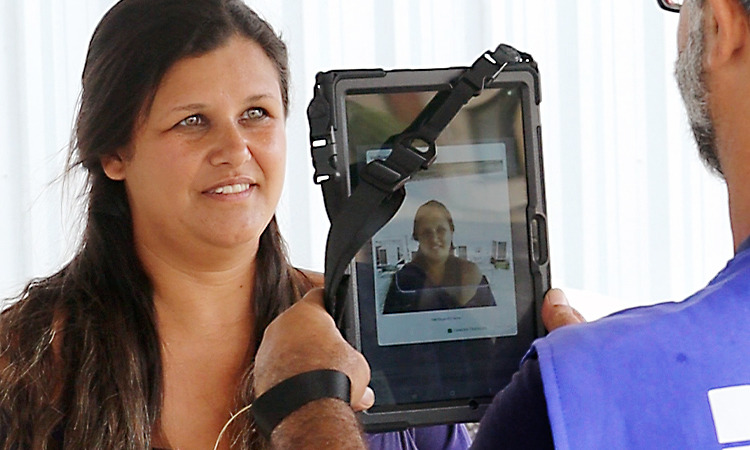 Mulher posa para foto para emissão da primeira habilitação