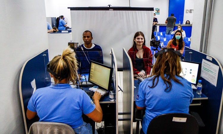 Funcionárias do Detran emitindo o RG 