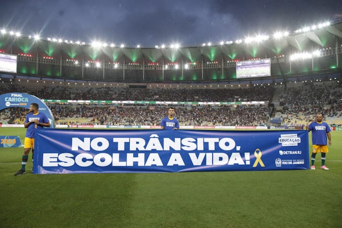 Faixa no maracanã dizendo "No trânsito. Escolha a vida" 