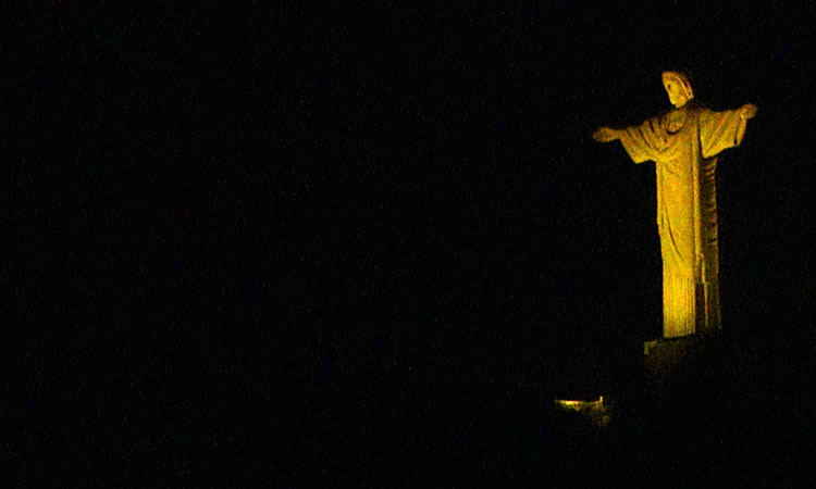 Cristo Redentor iluminado por Maio Amarelo