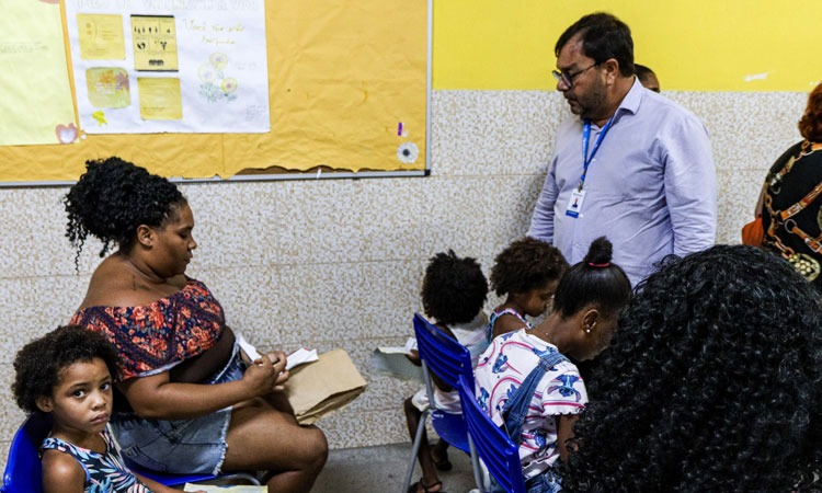 Vice-presidente do Detran circula por local de atendimento às vítimas das enchentes