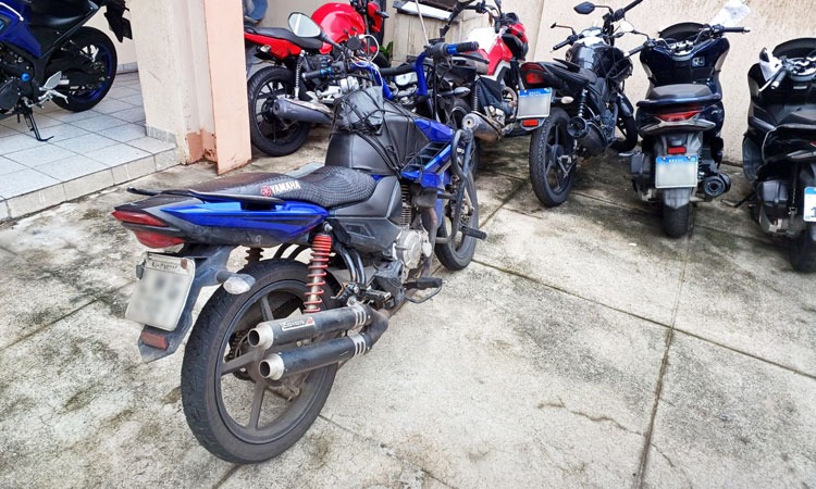 Pátio de delegacia com motos apreendidas