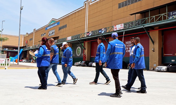 Sete agentes de fiscalização do Detran circulam pela Cidade do Samba