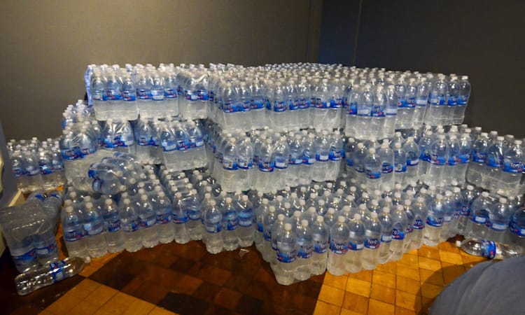 centenas de garrafas d'agua separadas para serem enviadas ao Rio grande do Sul