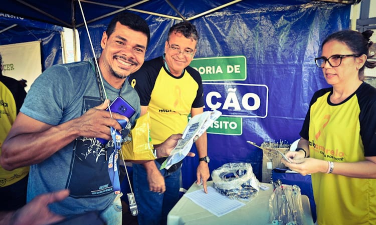 Agentes do Detran entregam a motociclista brindes e material informativo de segurança 