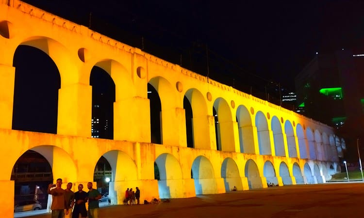 Arcos da Lapa iluminado na cor amarela