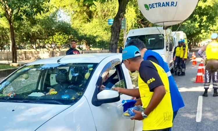Agente do Detran distribui brindes a motorista em blitz educativa no Flamengo