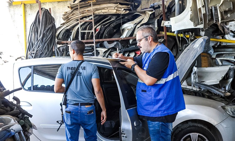 Agentes de fiscalização do governo verificam área dentro do ferro-velho