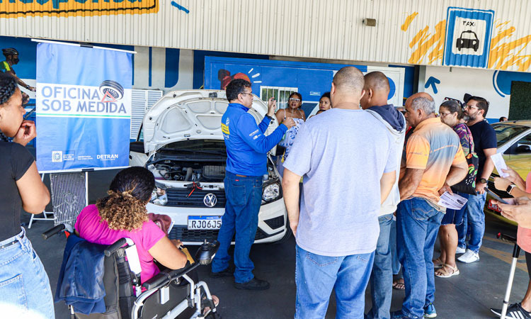 Instrutor aplica aula do curso Oficina sob Medida para 12 alunos, dentre eles uma cadeirante
