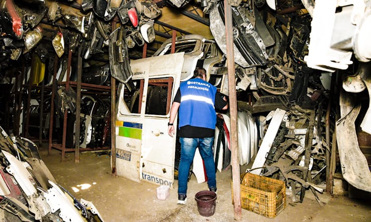 agente de fiscalização do Detran faz vistoria em ferro-velho