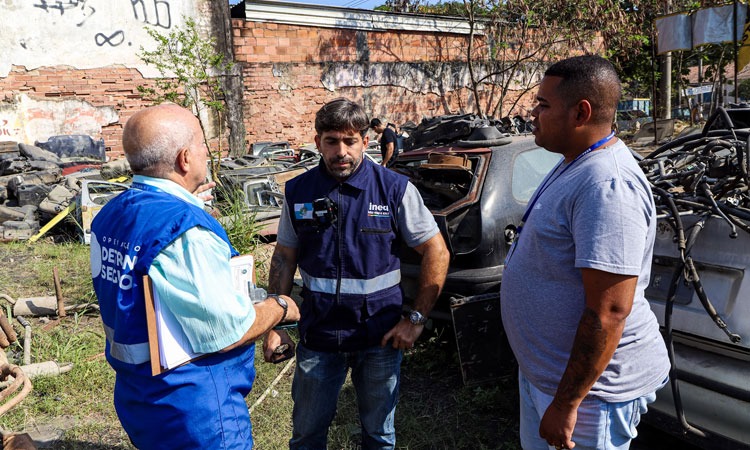 Agentes do governo verificam área dentro do ferro-velho