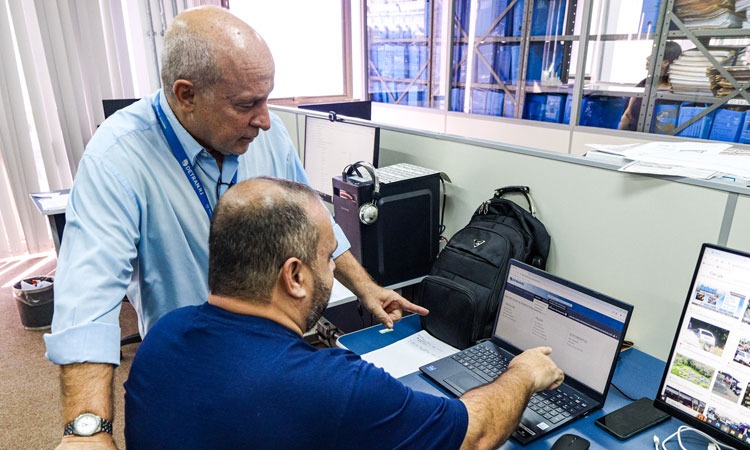 Funcionário do Detran auxilia dono de ferro-velho em novo sistema de rastreamento e etiquetagem