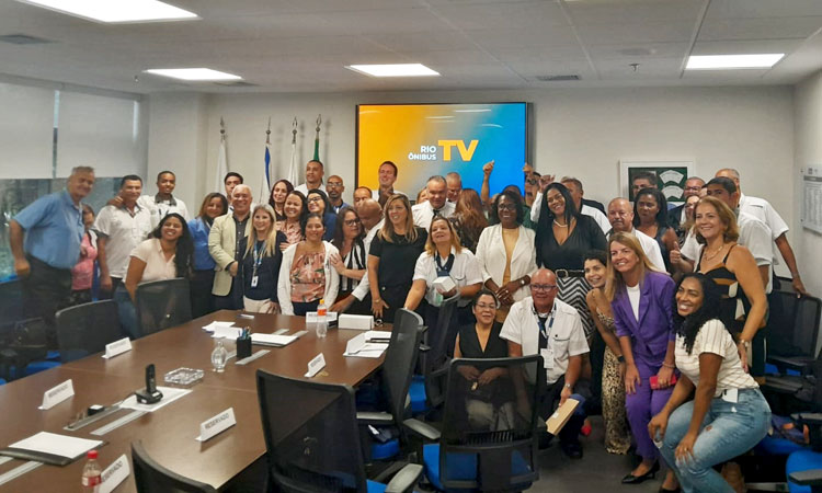 Aproximadamente 40 pessoas posam para foto durante a cerimônia de premiação dos motoristas de ônibus vencedores