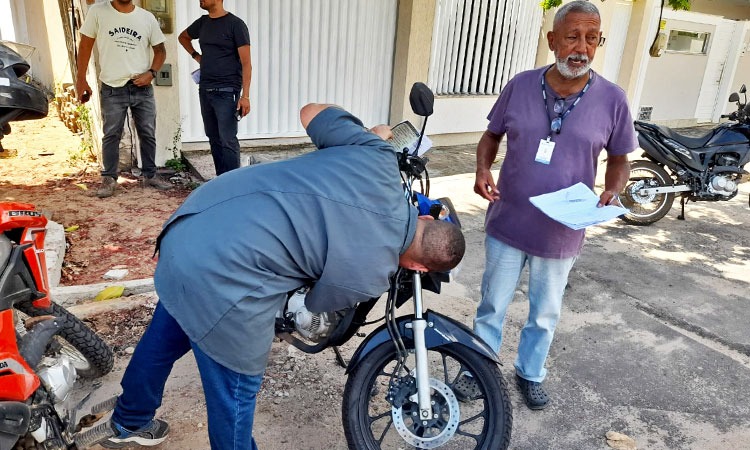 Funcionário do Detran faz vistoria em moto