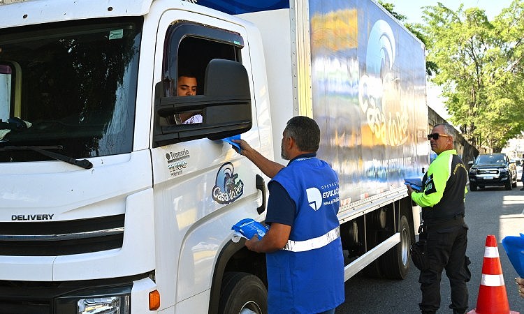 Agentes do Detran entregam material educativo a motorista de caminhão