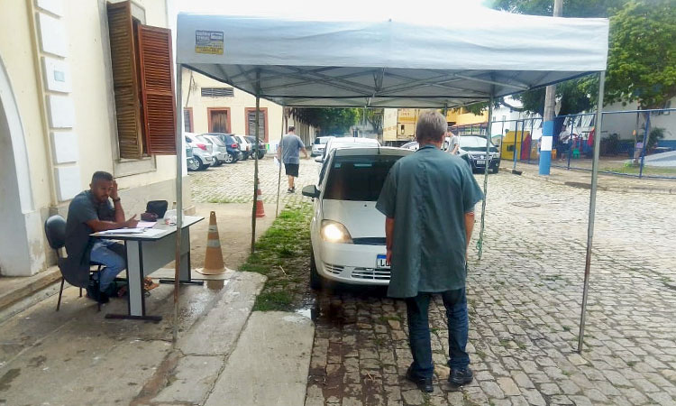 Funcionário do Detran faz vistoria em veículo com farol aceso