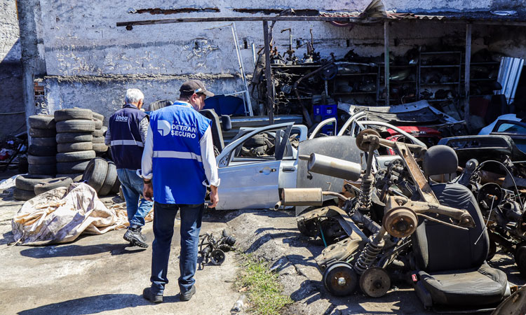 agente de fiscalização do Detran faz vistoria em ferro-velho