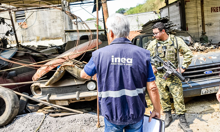 Agentes do governo verificam área dentro do ferro-velho