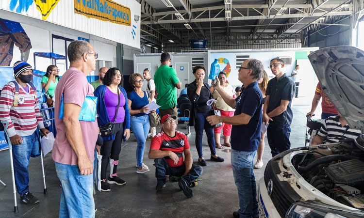 Instrutor aplica aula do curso Oficina sob Medida para 12 alunos