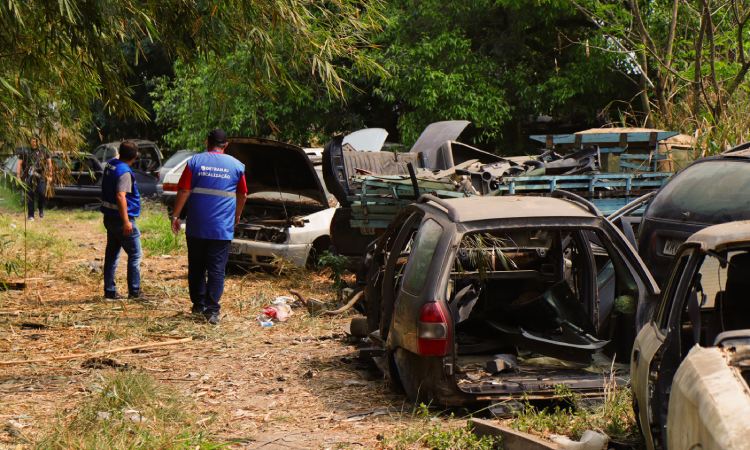 agente de fiscalização do Detran faz vistoria em ferro-velho