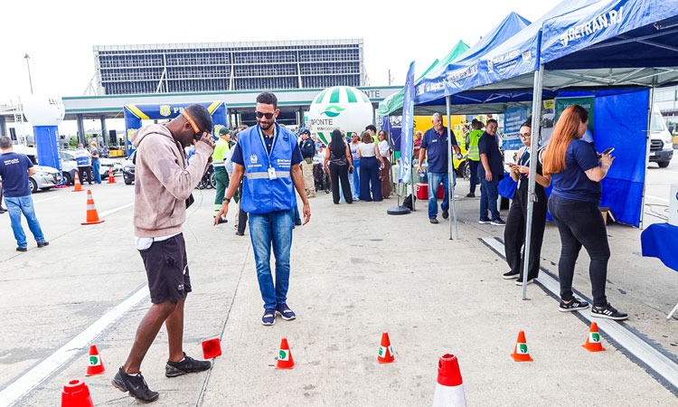 Homem participa de atividade social e está sendo observado por educador do Detran