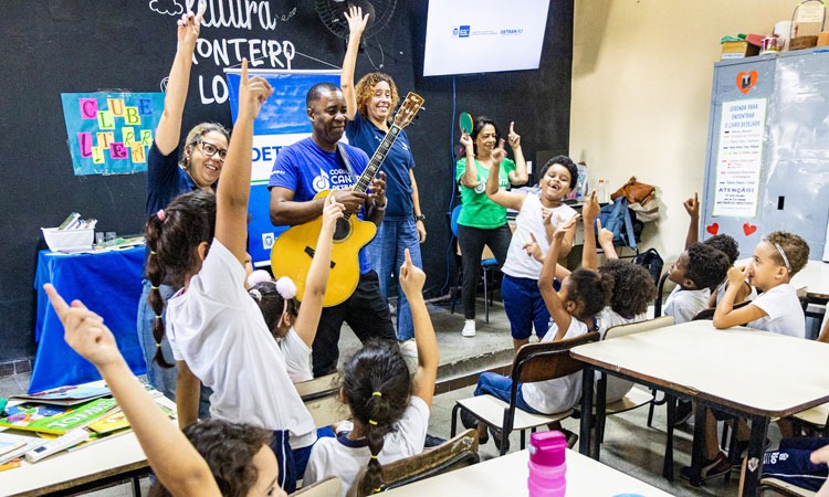 crianças de escola pública participam de ação educativa do Detran
