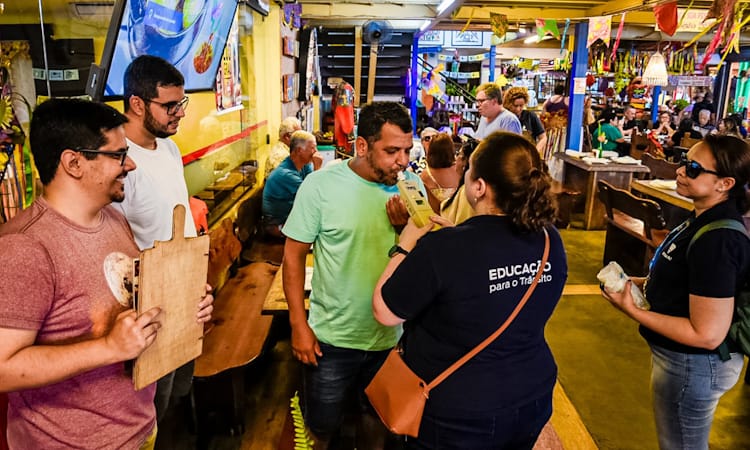 Frequentadores de restaurantes foram convidados a soprar o bafômetro para entender os perigos de dirigir sob efeito de álcool