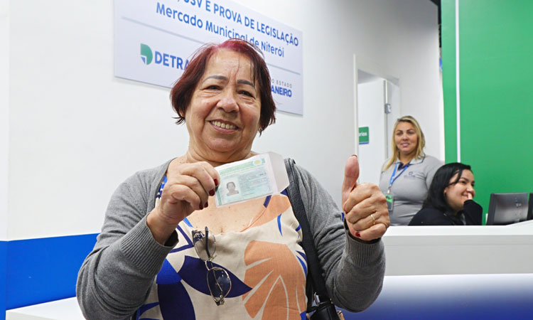 Uma senhora de 81 anos mostra com orgulho sua nova carteira de habilitação