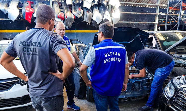 Equipe Detran.RJ Desmonte em ferro-velho na Penha