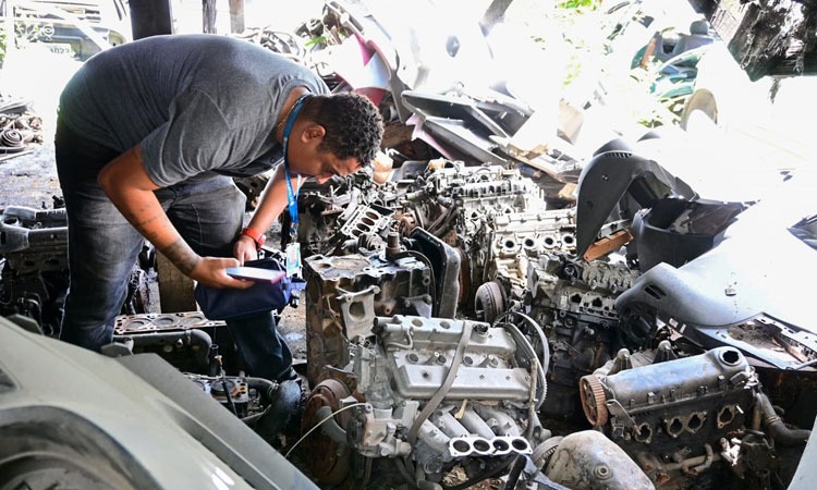 Agente da Operação Desmonte verificando motor em ferros-velhos de Volta Redonda