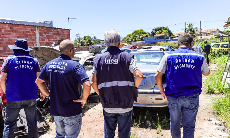 Agentes da Operação Desmonte em ferro-velho de Itaboraí