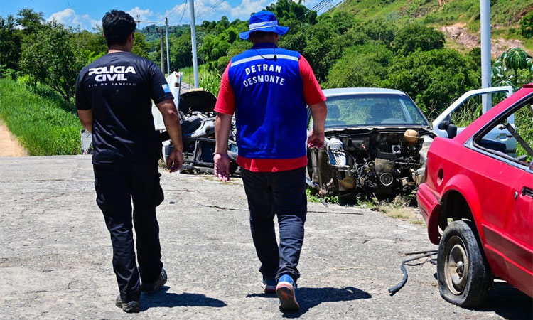 Agente da Operação Desmonte verificando ferro-velho em Barra do Piraí