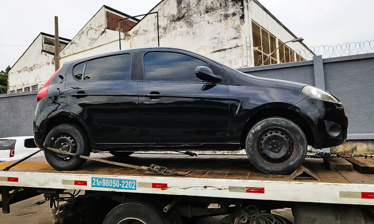 O carro em cima de um reboque