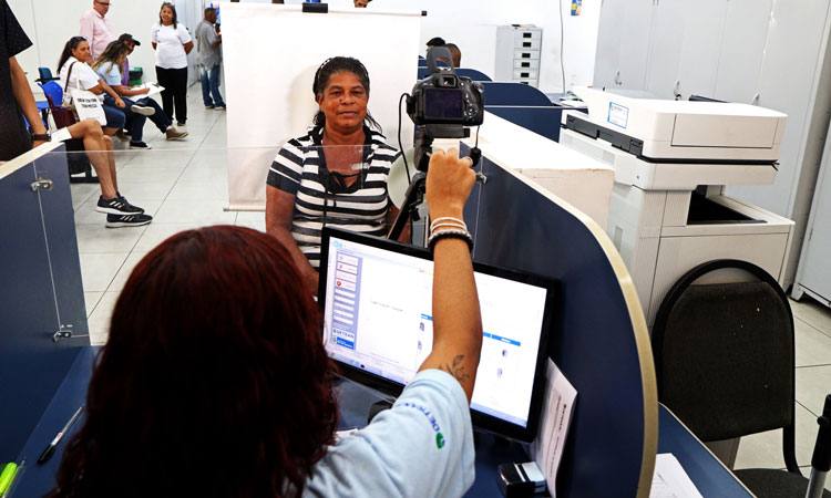 Mulher se prepara para tirar foto para a identidade em posto do Detran RJ
