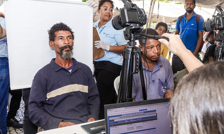 pessoa em situação de rua tirando documento