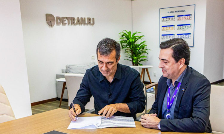 O presidente do Detran RJ, Vinicius Farah, assina o documento da parceria, ao lado do superintendente do CIEE Rio, Luiz Gustavo Coppola