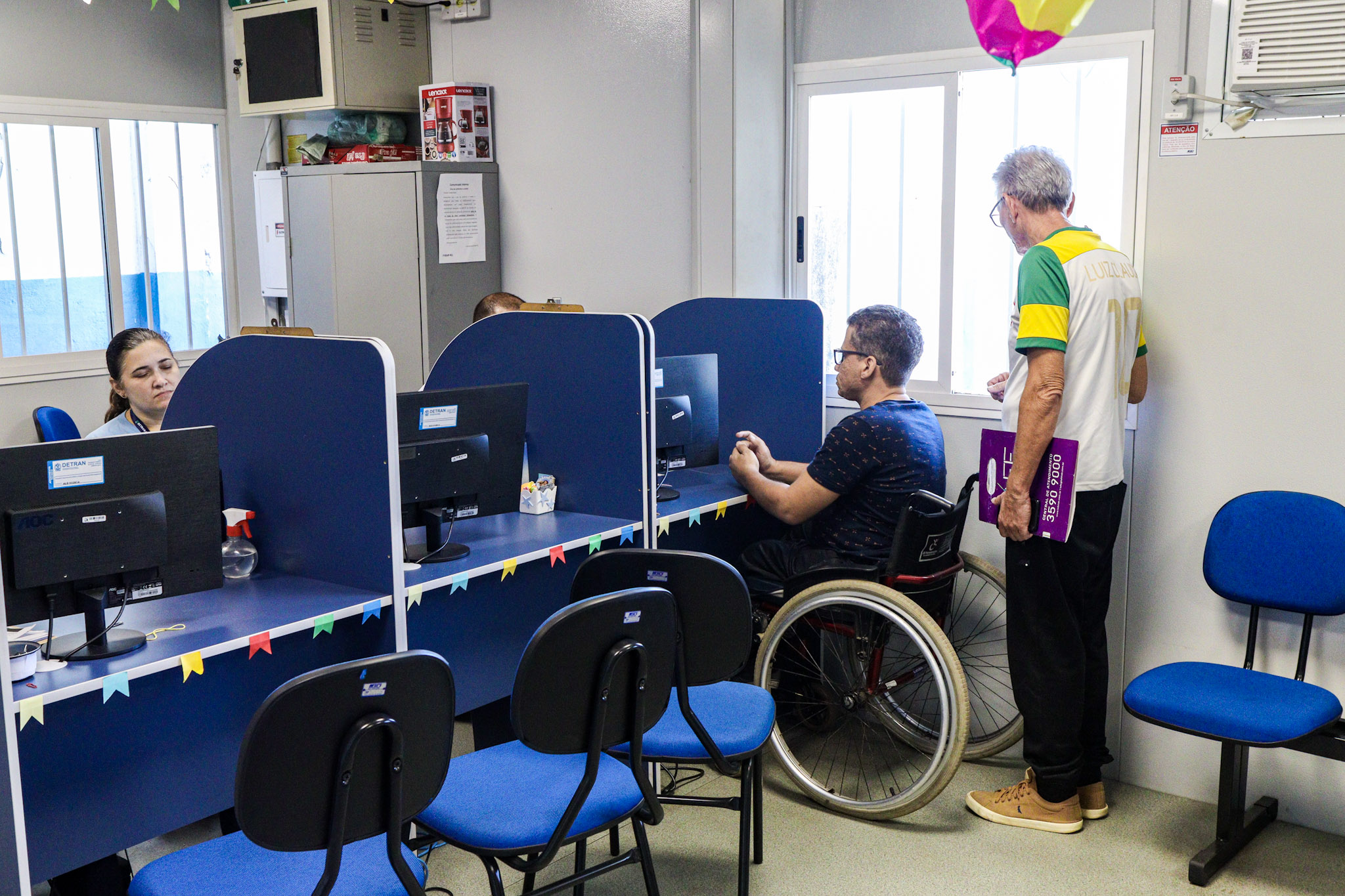 Usuário em cadeira de rodas é atendido em posto do Detran RJ
