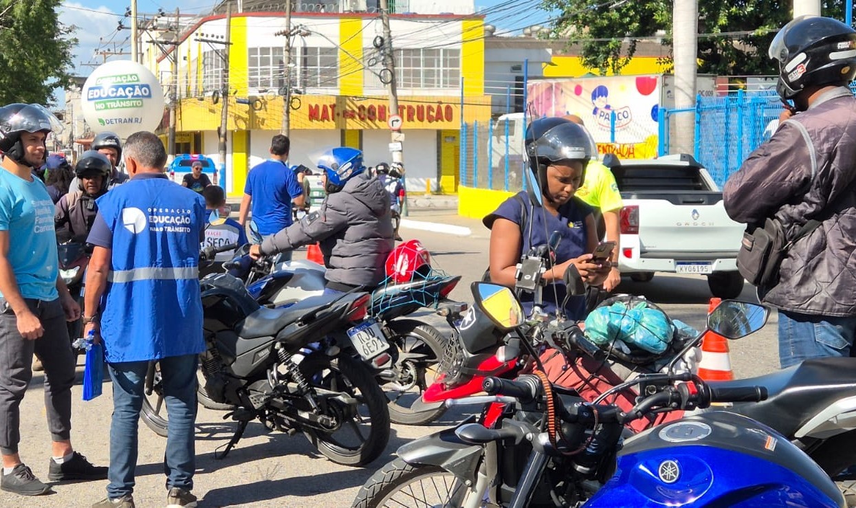 Motociclistas são parados na rua em ação educativa do Detran RJ