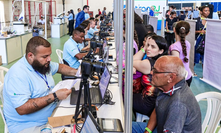 Atendentes do setor de identificação civil atendem usuários do Detran em Tamoios, distrito de Cabo Frio